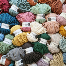 Ladda upp bild till gallerivisning, Materialkit - "Bunny" virka en påskhare-korg och en rund med lock