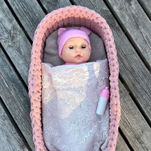 Ladda upp bild till gallerivisning, Materialkit - "Corinne" virka en Dockbädd 52x27cm i Jumbogarnet