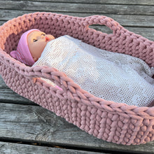 Ladda upp bild till gallerivisning, Materialkit - "Corinne" virka en Dockbädd 52x27cm i Jumbogarnet