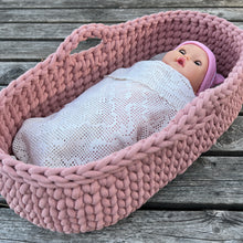 Ladda upp bild till gallerivisning, Materialkit - "Corinne" virka en Dockbädd 52x27cm i Jumbogarnet