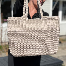 Ladda upp bild till gallerivisning, Materialkit "Celine" - En väska i Junior som ser stickad ut