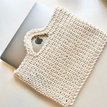 Ladda upp bild till gallerivisning, Materialkit - "Luna" virka en väska i Premium-garnet