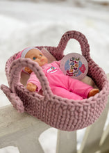 Ladda upp bild till gallerivisning, Materialkit - "Rosa" virka en dockbädd