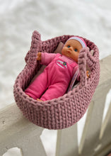 Ladda upp bild till gallerivisning, Materialkit - "Rosa" virka en dockbädd