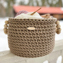 Ladda upp bild till gallerivisning, Materialkit - "Tove" virka en hög korg med handtag av träpärlor
