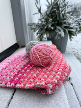 Ladda upp bild till gallerivisning, Materialkit - "Chloe" virka en babyfilt i Blockstitch