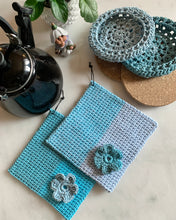 Ladda upp bild till gallerivisning, Materialkit - "Diana" virka grytlappar i dubbelvirkning