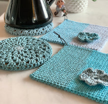 Ladda upp bild till gallerivisning, Materialkit - "Diana" virka grytlappar i dubbelvirkning