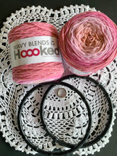 Ladda upp bild till gallerivisning, Materialkit - "Alice" virka handväskan med runda handtag