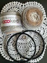 Ladda upp bild till gallerivisning, Materialkit - "Alice" virka handväskan med runda handtag