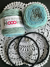 Ladda upp bild till gallerivisning, Materialkit - "Alice" virka handväskan med runda handtag