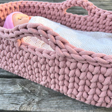 Ladda upp bild till gallerivisning, Materialkit - "Corinne" virka en Dockbädd 52x27cm i Jumbogarnet

