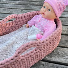 Ladda upp bild till gallerivisning, Materialkit - "Corinne" virka en Dockbädd 52x27cm i Jumbogarnet
