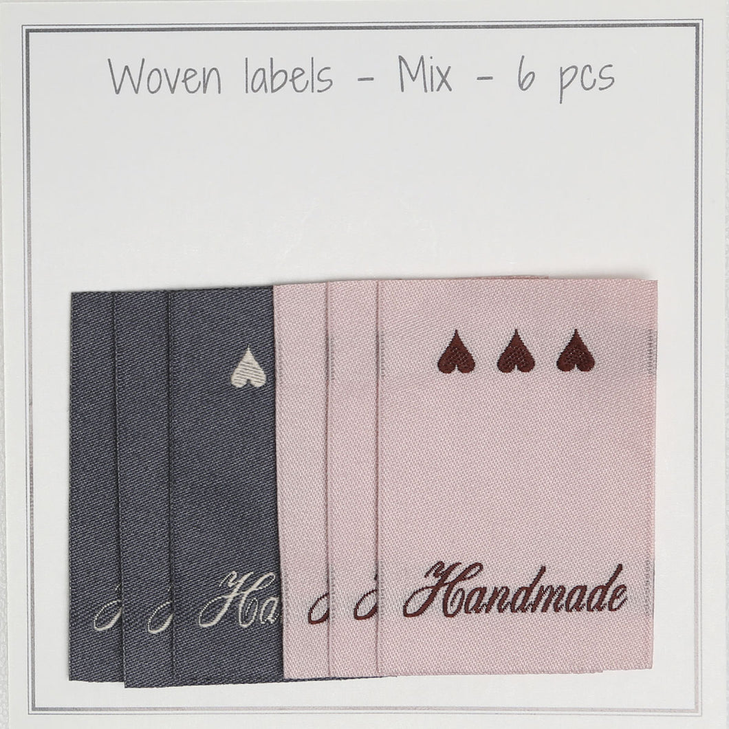 Etiketter i textil Grå/Rosa 45×32 mm “Handmade” och med hjärtan 6-p